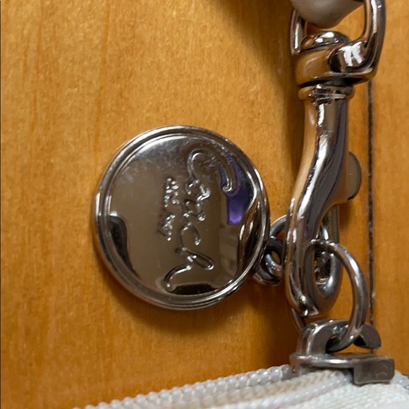 Gorgeous Coach Carry all wallet - Picture 3 of 9